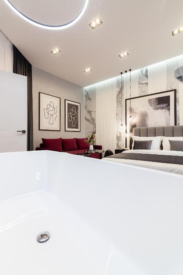 Lovely Apartment On Drahomanova Street Leópolis Exterior foto